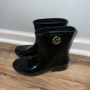 MICHAEL KORS Benji Rain Boots in size 8